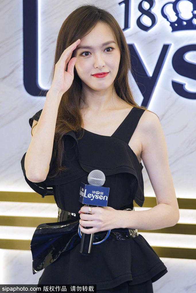 唐嫣在南京出席品牌活动,一身黑色长裙半露香肩美翻天,美美的