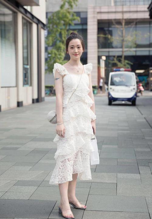 路人街拍，小姐姐白T恤搭配紧身牛仔裤，很是婉约动人