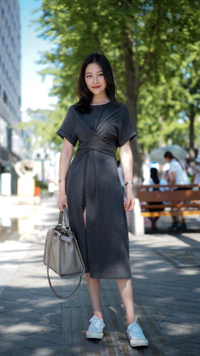 街拍：美女们个个都是“小腰精”，好身材一览无余