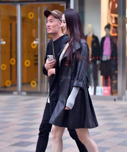  气质：街拍：天生丽质的美女，一件吊带上衣配牛仔短裙，时尚气质范