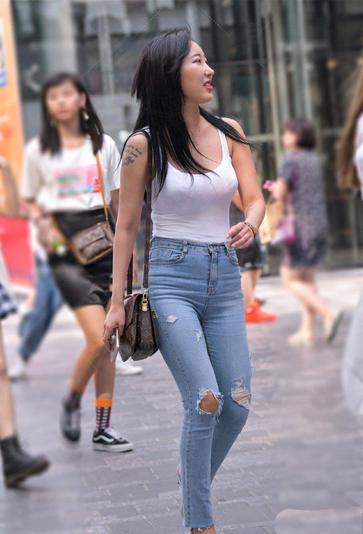 多女孩子|街拍:据说, 牛仔裤破成这样子, 说明质量很不合格吧?