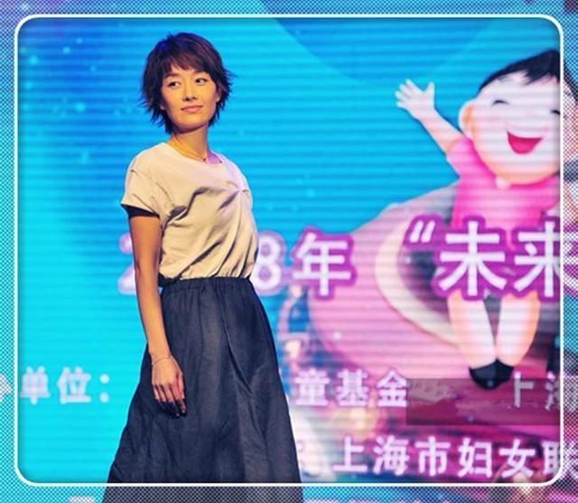 马伊琍不过烫了撮小卷毛，就从辣妈变少女，网友:太俏皮了!