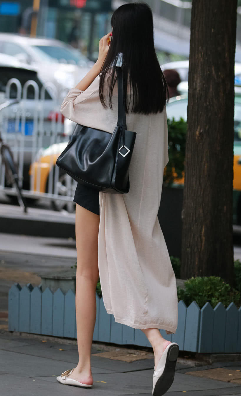 气质小姐姐黑色色紧身衣勾勒出饱满身型，雪纺风衣尽显清纯御姐范