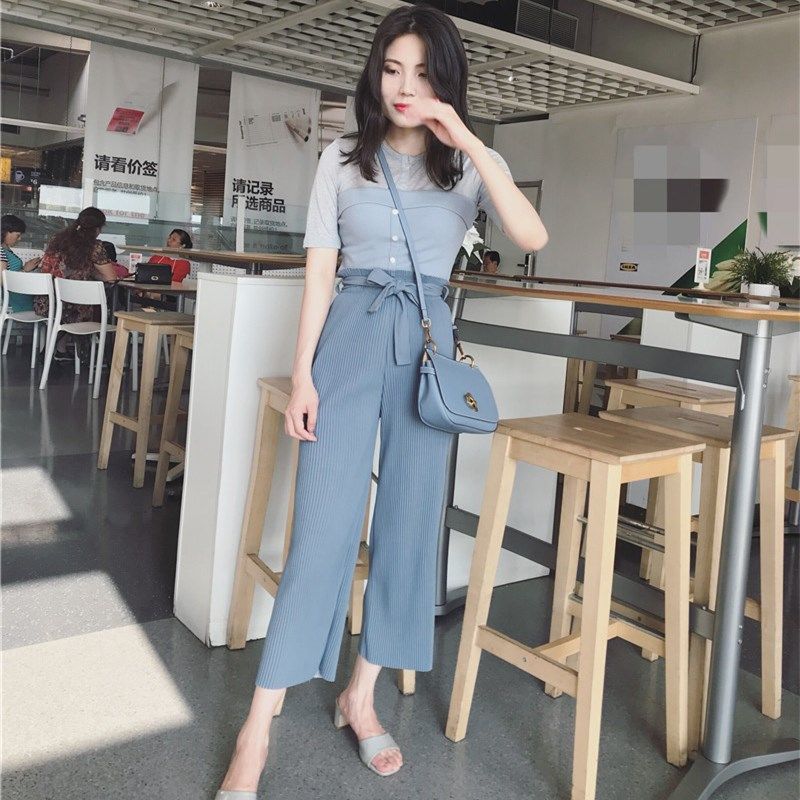 今年秋天流行穿牛仔裤?如今社会女人都学下面穿，时髦巨实惠