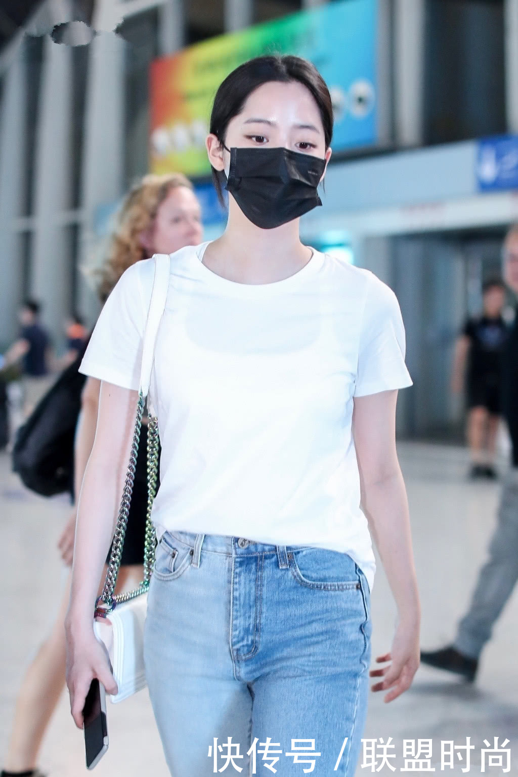 欧阳娜娜真猛!这么大胆的牛仔裤也敢穿出门,网友:我怕被人笑!