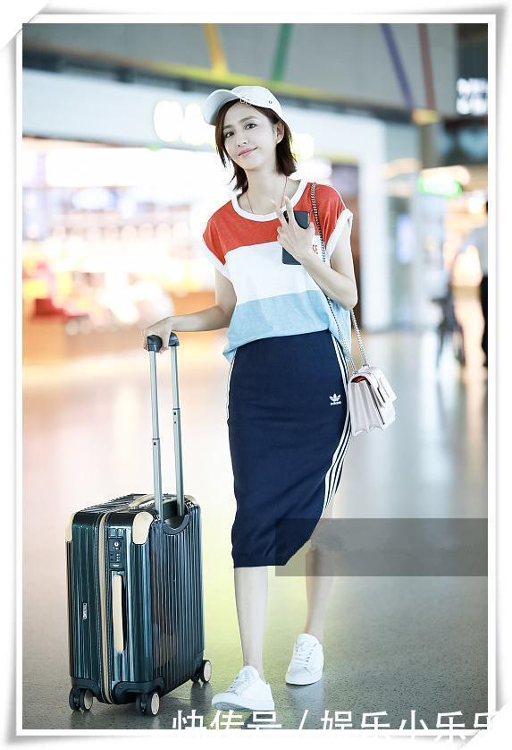 佟丽娅不得了！33岁穿T恤比欧阳娜娜还年轻，网友：这嫩扮的我服