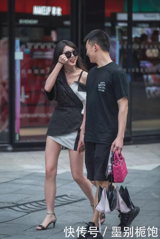 「显得」飘逸的裙摆带着一种迷人的气息,一双尖头高跟鞋显得更加有魅力