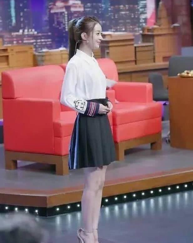 网友:赵丽颖你需要穿平底鞋了,不要再受高跟鞋的折磨了,心疼你