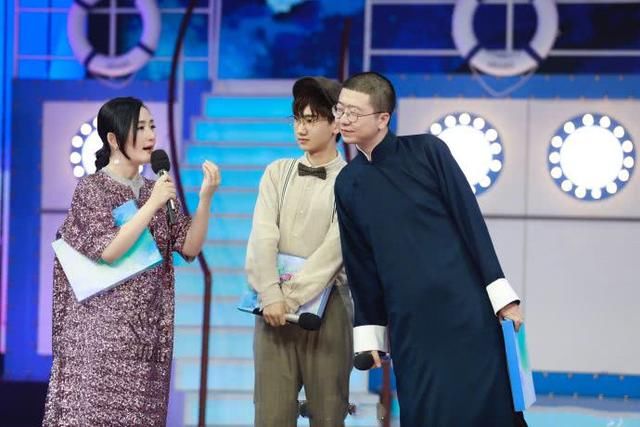 谢娜穿紫色长裙现身，看起来胖了20斤不止，网友：这脸有点肿了！