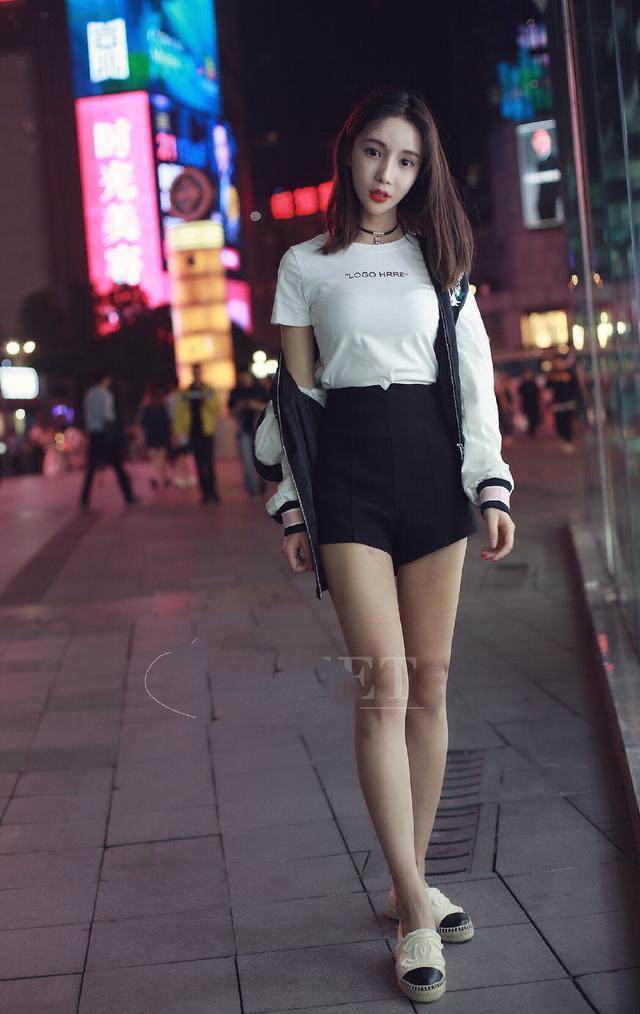 街拍：穿着修身妩媚的小姐姐，女人这样才精致！