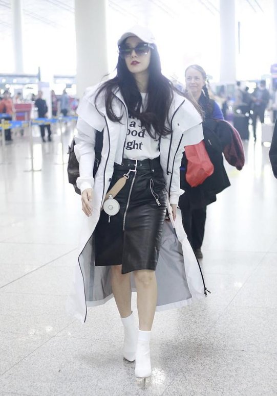 范冰冰机场无修图曝光，腿粗胯宽皮裙都快撑破，网友:减肥失败了