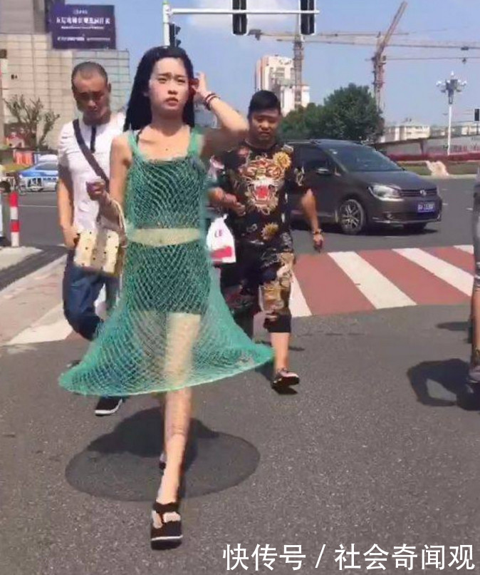 女孩穿渔网上街溜达,让人很是诧异,男子的目光却在最后一张图上