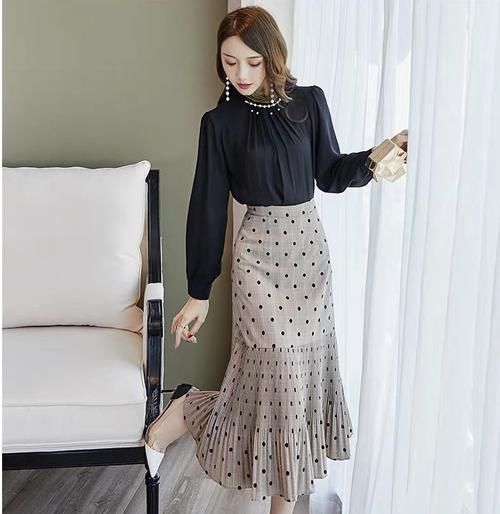  『春天』套装裙：用波点鱼尾裙的元素搭配你整个优雅气质的春天