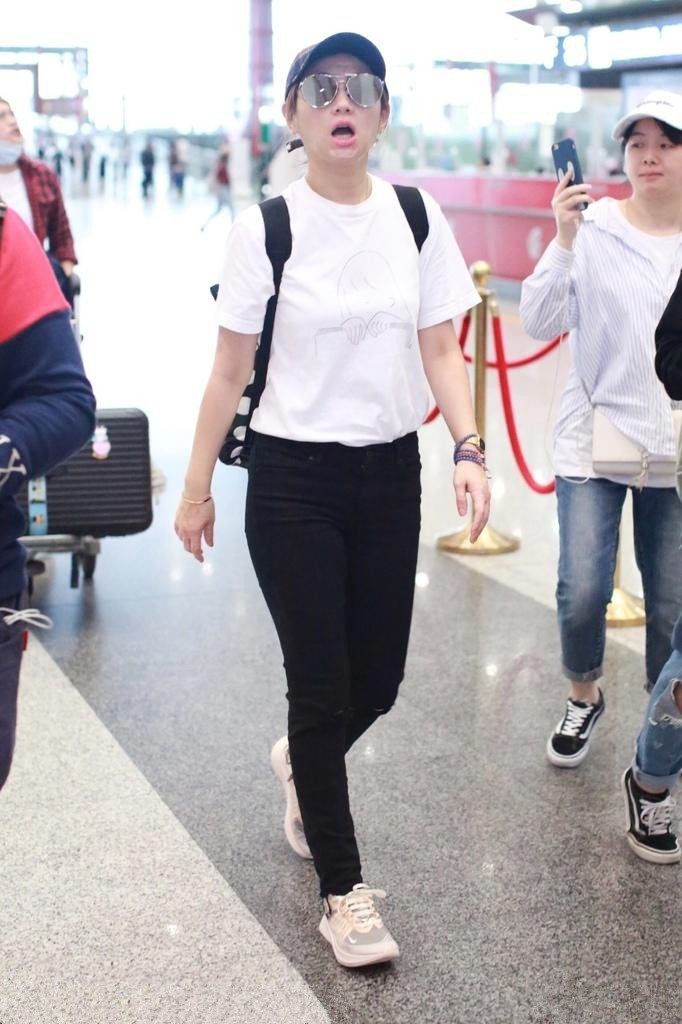 37岁Selina都不管理身材的吗?牛仔裤被挤变形，还被拍到最丑表情