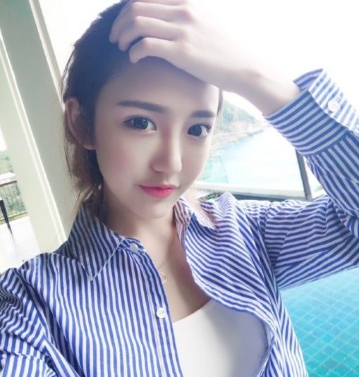 女生给男同桌化妆，结果太惊艳，竟然忍不住的亲了一口，厉害了!