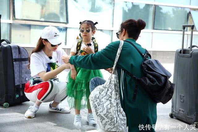 戚薇李承铉女儿首曝光，时髦到起飞！高段位亲子装不输霍思燕一家