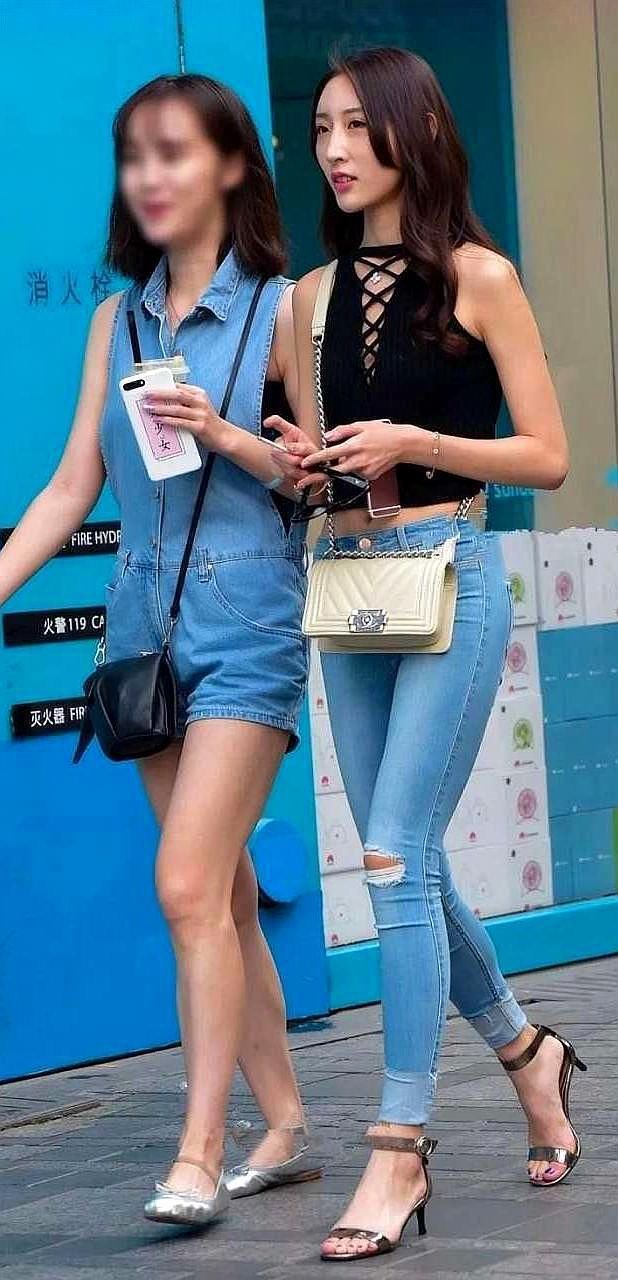 牛仔裤色彩和款式很多，但是经典的天蓝牛仔裤，是最受姑娘欢迎的