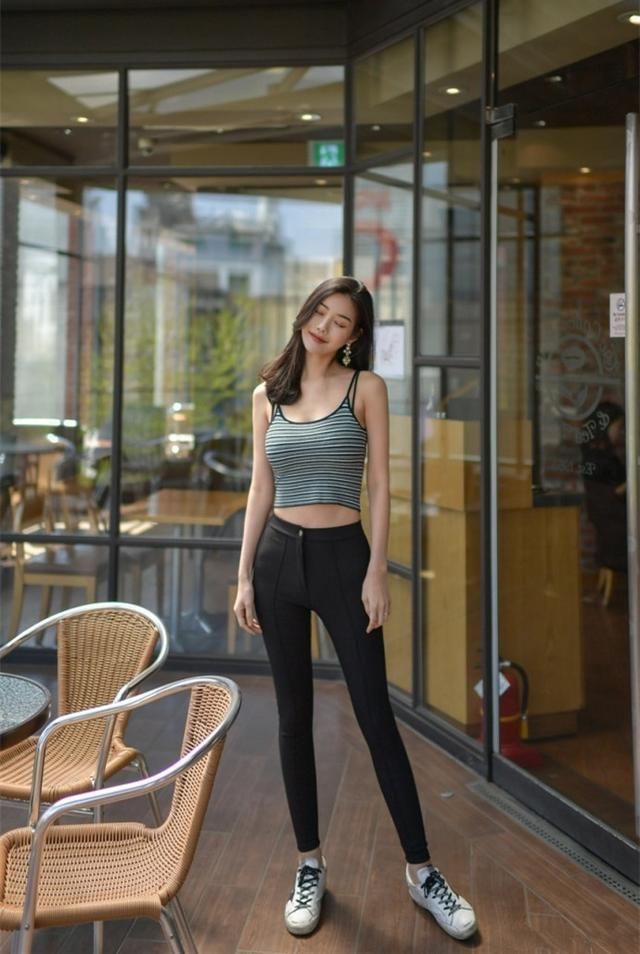 爱笑的美女，紧身装更迷人!