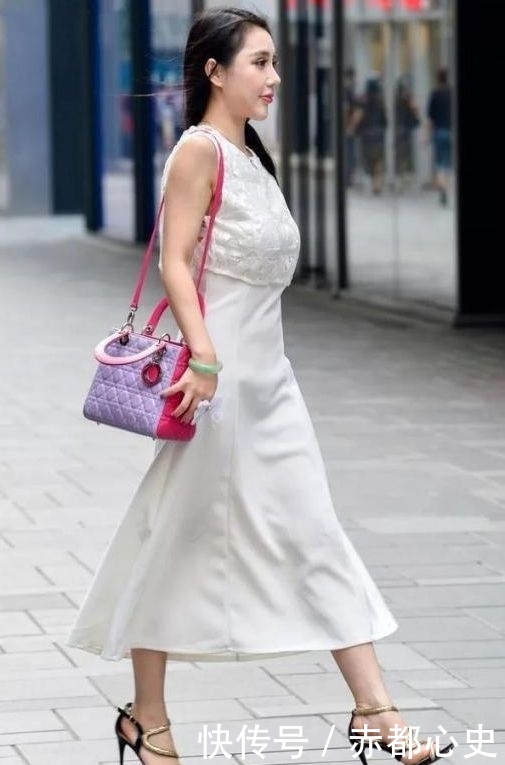  [碎花]街拍：美女碎花上衣配黑色短裤，时尚潮流的穿着，酷范十足