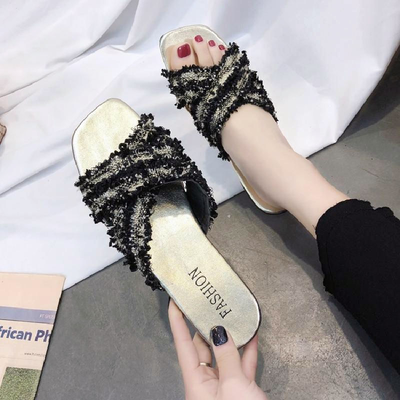 小白鞋早过时了，今年流行“女凉拖鞋”，一鞋两穿，显脚长有高挑