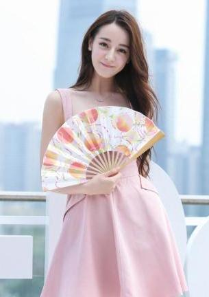 赵丽颖杨幂同穿夏天甜粉色，成果热巴一呈现，人世水蜜桃果然惊艳