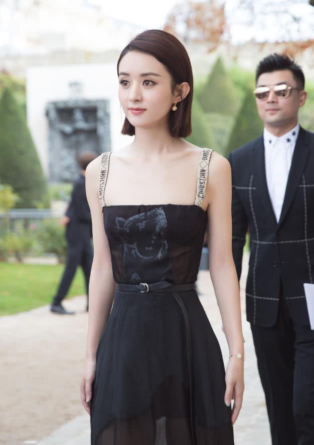 赵丽颖真会玩，裙子上竟有一只“小猪”, 不愧是“社会人”