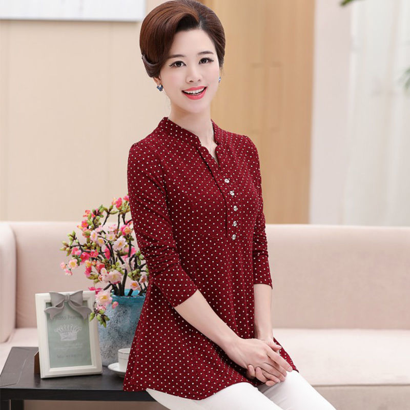 52岁妈妈不爱穿裙子，只钟爱这棉麻小衫，毕竟洋气高贵又减龄