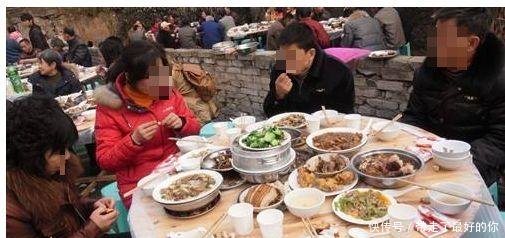 去农村吃酒席，大妈的“一个举动”，让一桌子人都放下了筷子