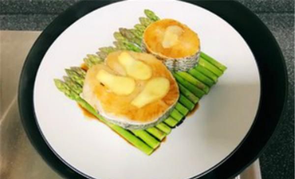 『色香味』制作一道芦笋蒸鳕鱼，肉质鲜嫩，营养低脂，色香味俱全！