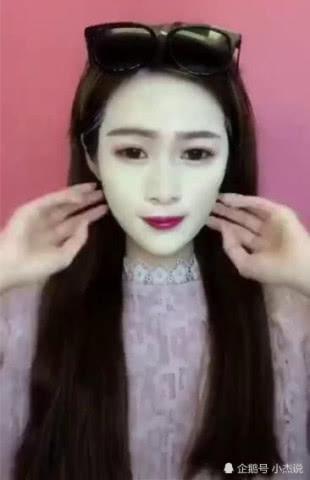 女生化妆太吓人，卸妆的时候像剥皮，网友：化妆和刷墙一样厚