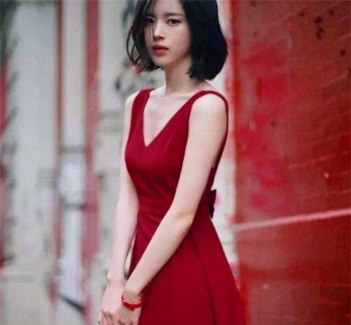  『气质』街拍：富有活力的小姐姐，仙女气质十足，非常有女人味