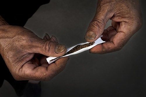 越来越多人不买烟，都用“自动卷烟”，1分钟1盒，1月忒省钱