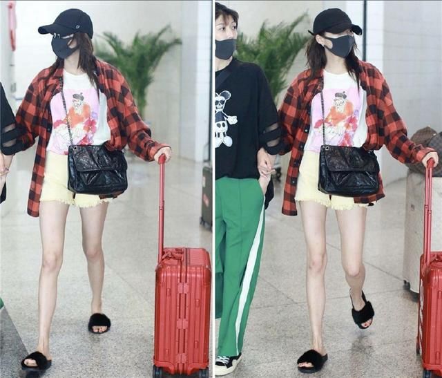 关晓彤又被吐槽，两万的包背得毫无气质，小宋佳的示范我给满分