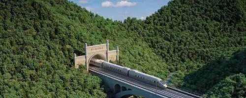 高铁时速300公里以上，为什么车顶上的电线却磨不断？