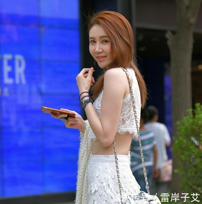  [凸显]街拍：橘色毛衣搭配A字裙的小姐姐，凸显腿长的基本搭配