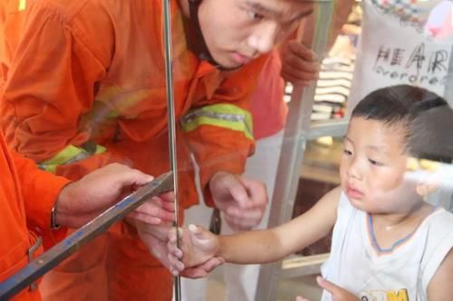  救援|家长警惕！同安小女孩手指被卡，竟是玩具惹的祸！消防员现场巧妙救援→