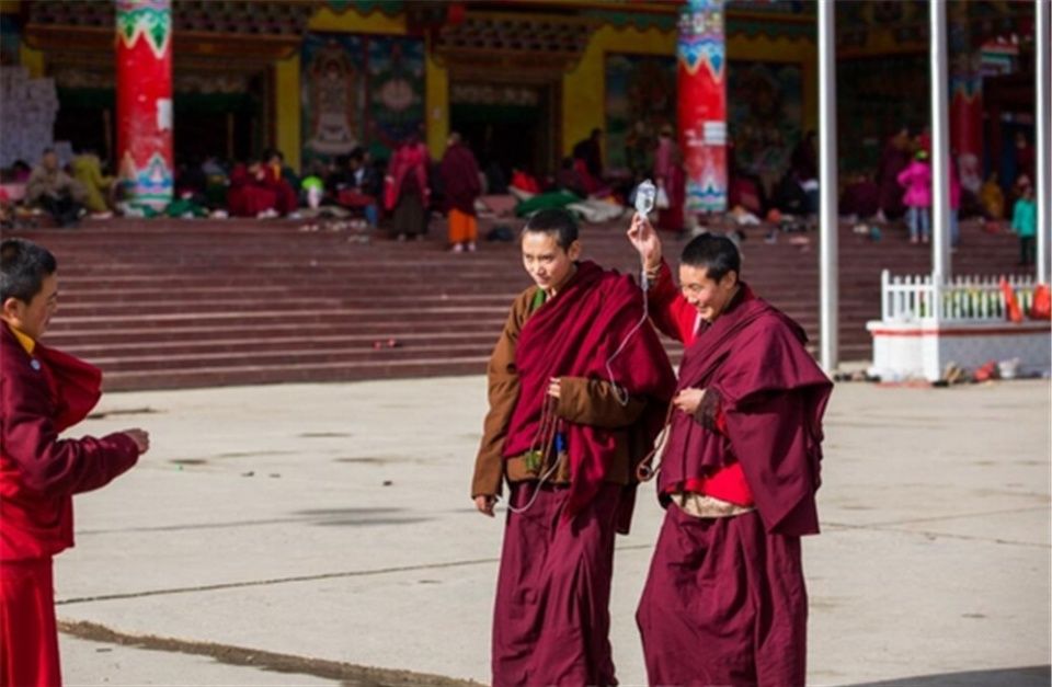 探秘世界最大佛学院,漫山遍野的红色小木屋场面震撼