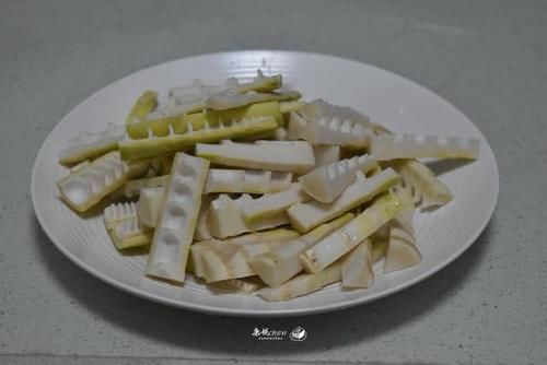  把春笋@春天最馋的一道菜就是它，鲜嫩味美，比有肉还要香，简单炒就好吃