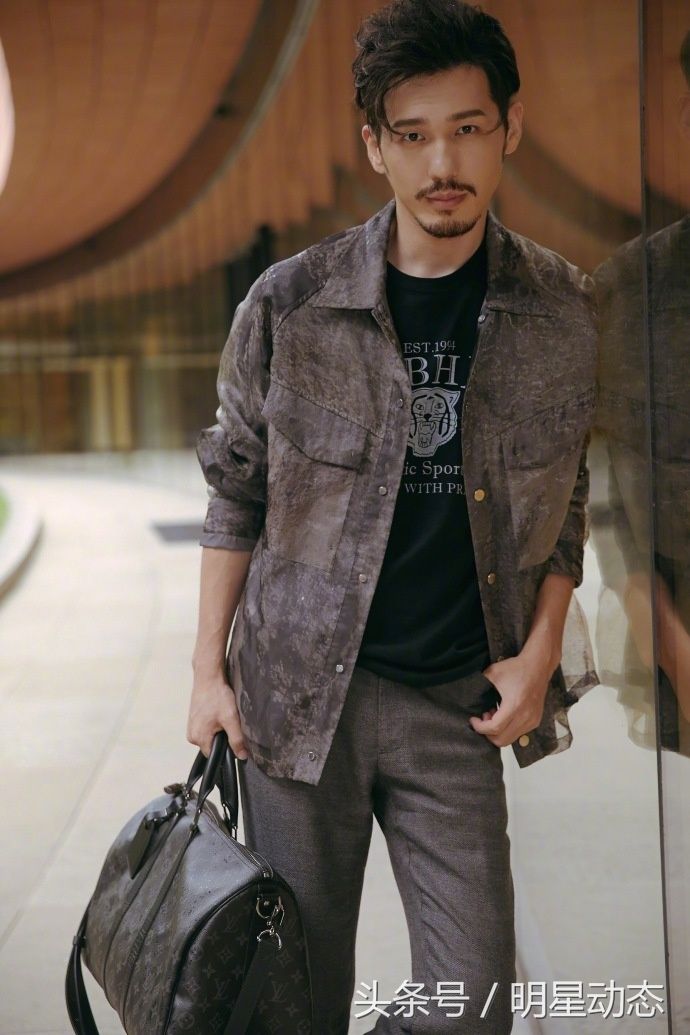 白宇时尚又帅气，霸道总裁范儿十足!