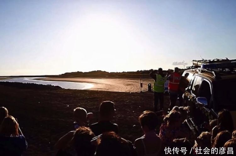 父母拍下孩子在海滩的照片，五天后真相曝光！警察立马封锁现场