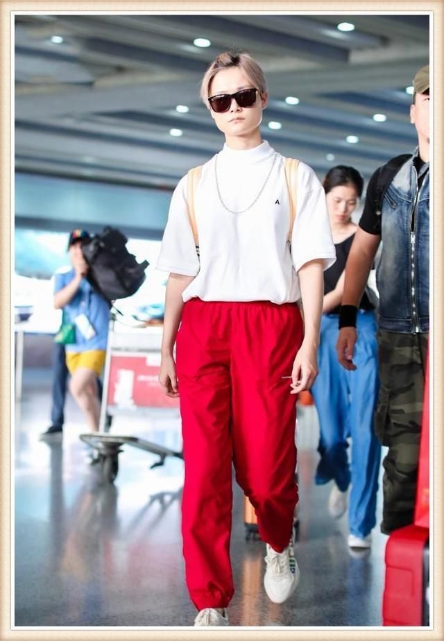 当李宇春和张俪同穿红色运动裤，才知道假小子和真女人到底差在哪