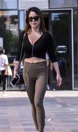 个性潮流的打底裤美女，看起来格外打动人，优雅十足！