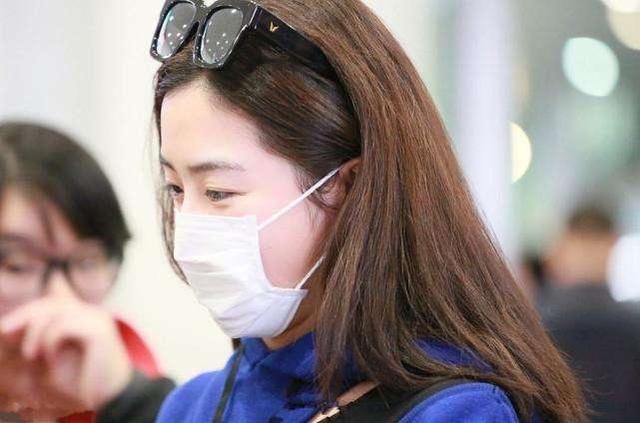 张含韵真敢穿，长款卫衣配打底裤吸睛十足，网友:不会显腿短吗?