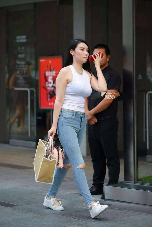 时尚街拍:5个成熟女人的时尚秀,你喜欢哪个?