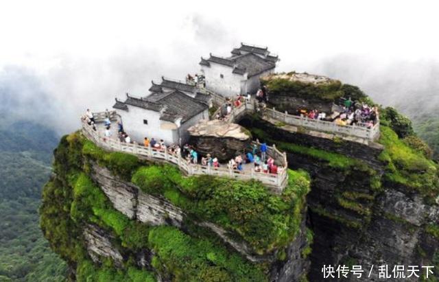 中国最惊险寺庙:悬在2493米的悬崖边,一座桥连接两座山