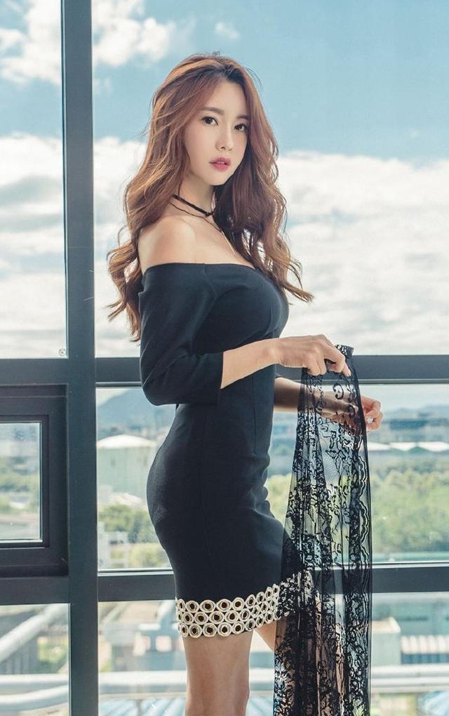 品味时尚紧身裙尽情绽放魅力, 上身展现不一样的风情