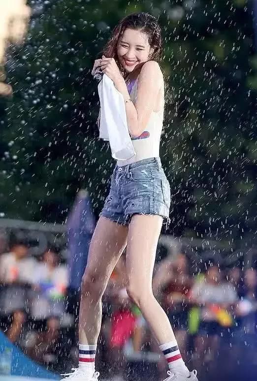 韩国第一腿精宣美黑丝秀性感大腿根诱惑让人入非非网友:血槽已空