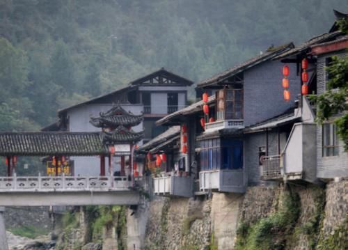 出名:中国最“霸气”古镇,一条街“横跨3省”,却因一棵树出名!