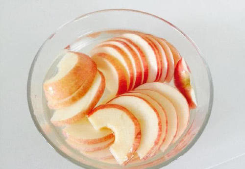 女人想消除眼袋，这四种食物就能去除，从此摆脱昂贵化妆品！