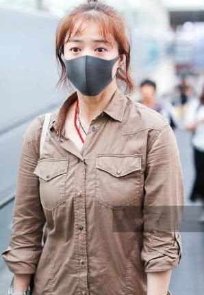 蒋欣瘦20斤后现机场，素颜憔悴惹人心疼，网友：还是胖回去吧！